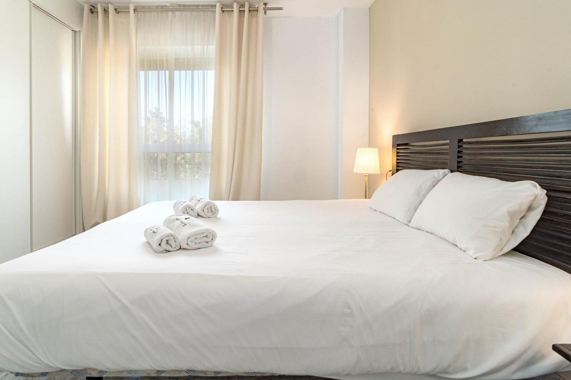 Lovely And Spacious 3-bedroom Apartment, 150m Walk To The Apartamento Marbella