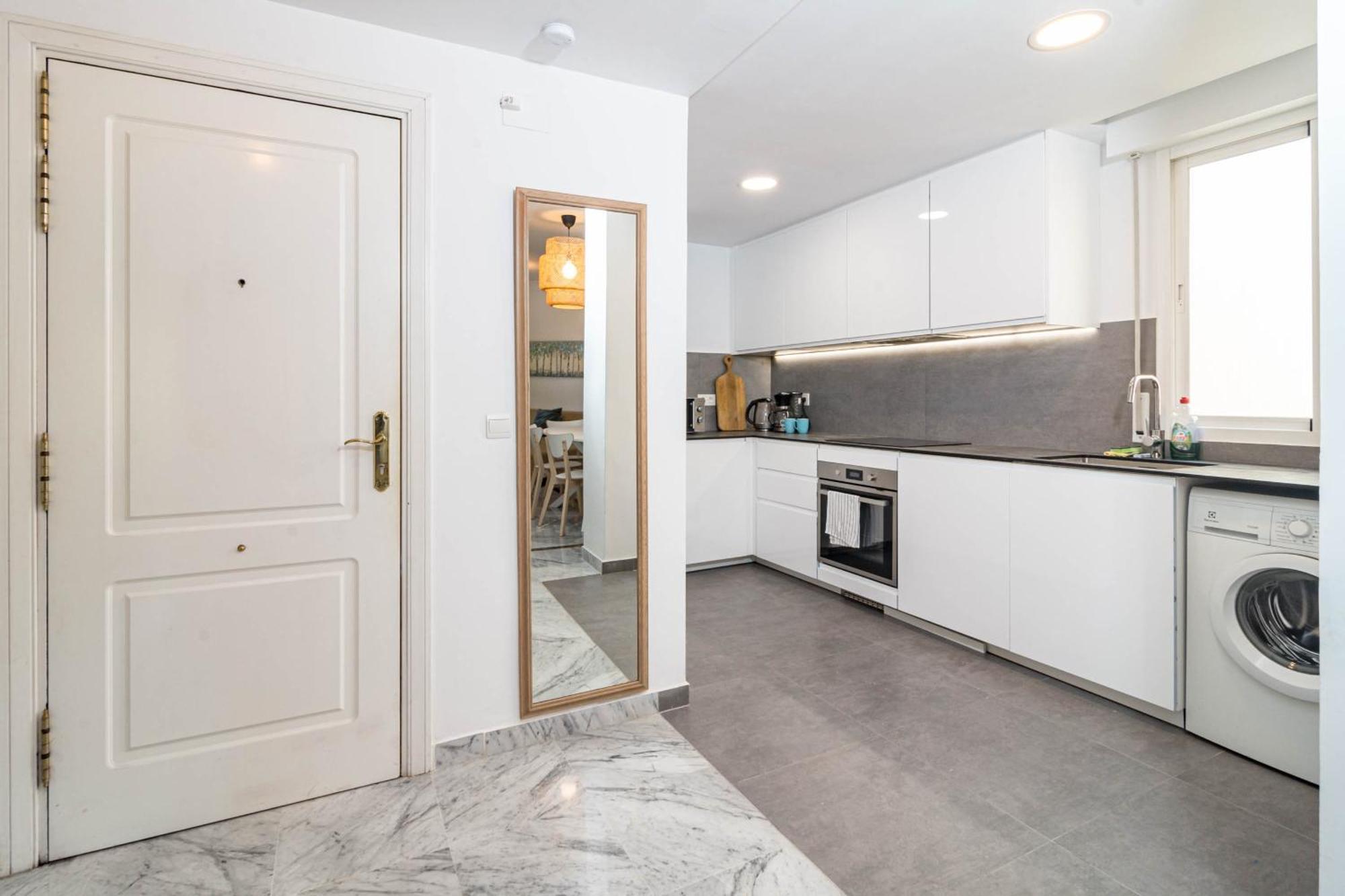 Lovely And Spacious 3-bedroom Apartment, 150m Walk To The *