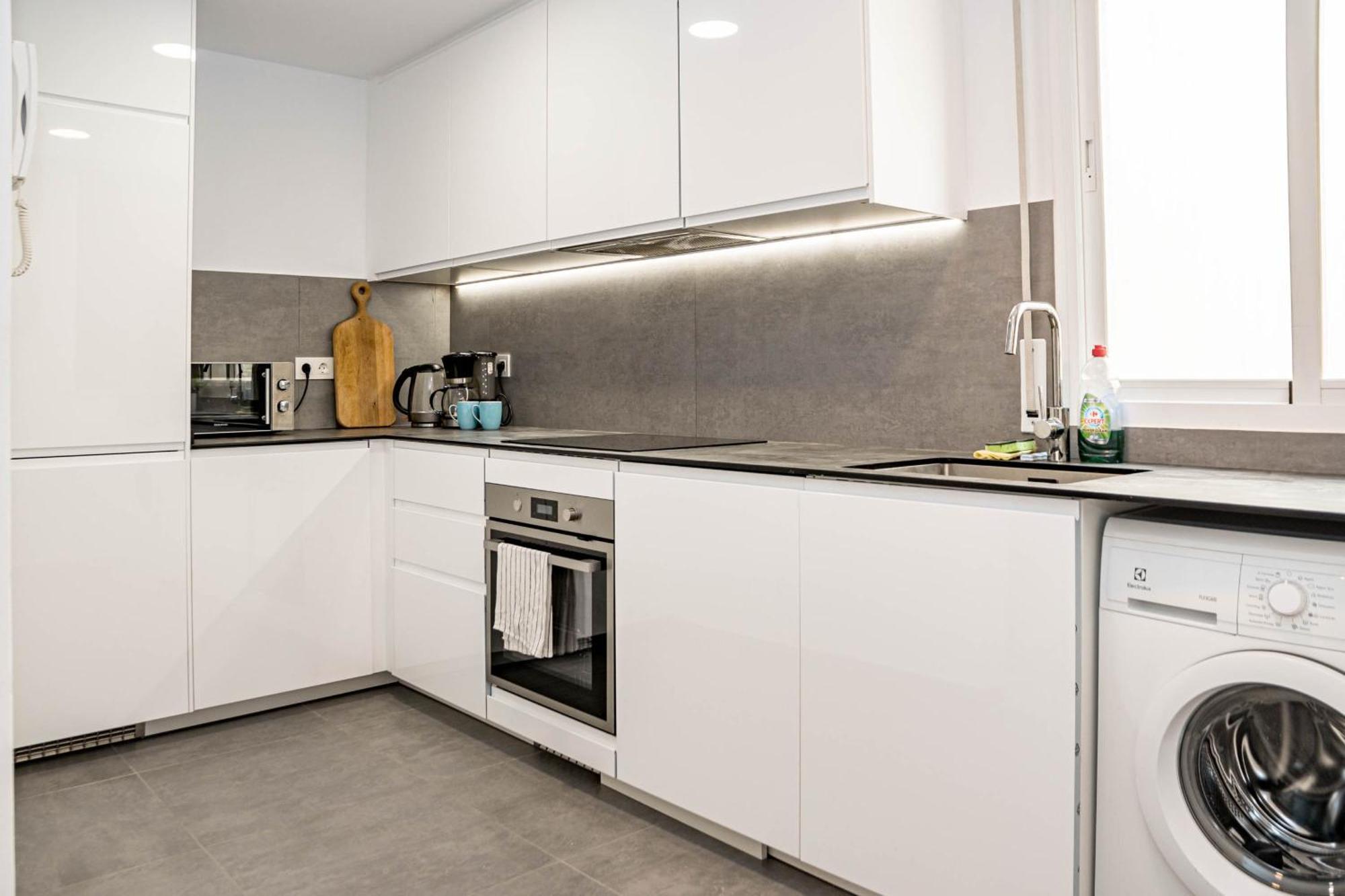 Lovely And Spacious 3-bedroom Apartment, 150m Walk To The