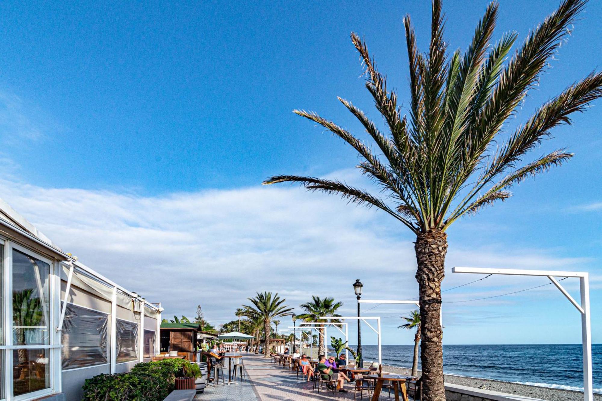 Apartamento Lovely And Spacious 3-bedroom Apartment, 150m Walk To The *