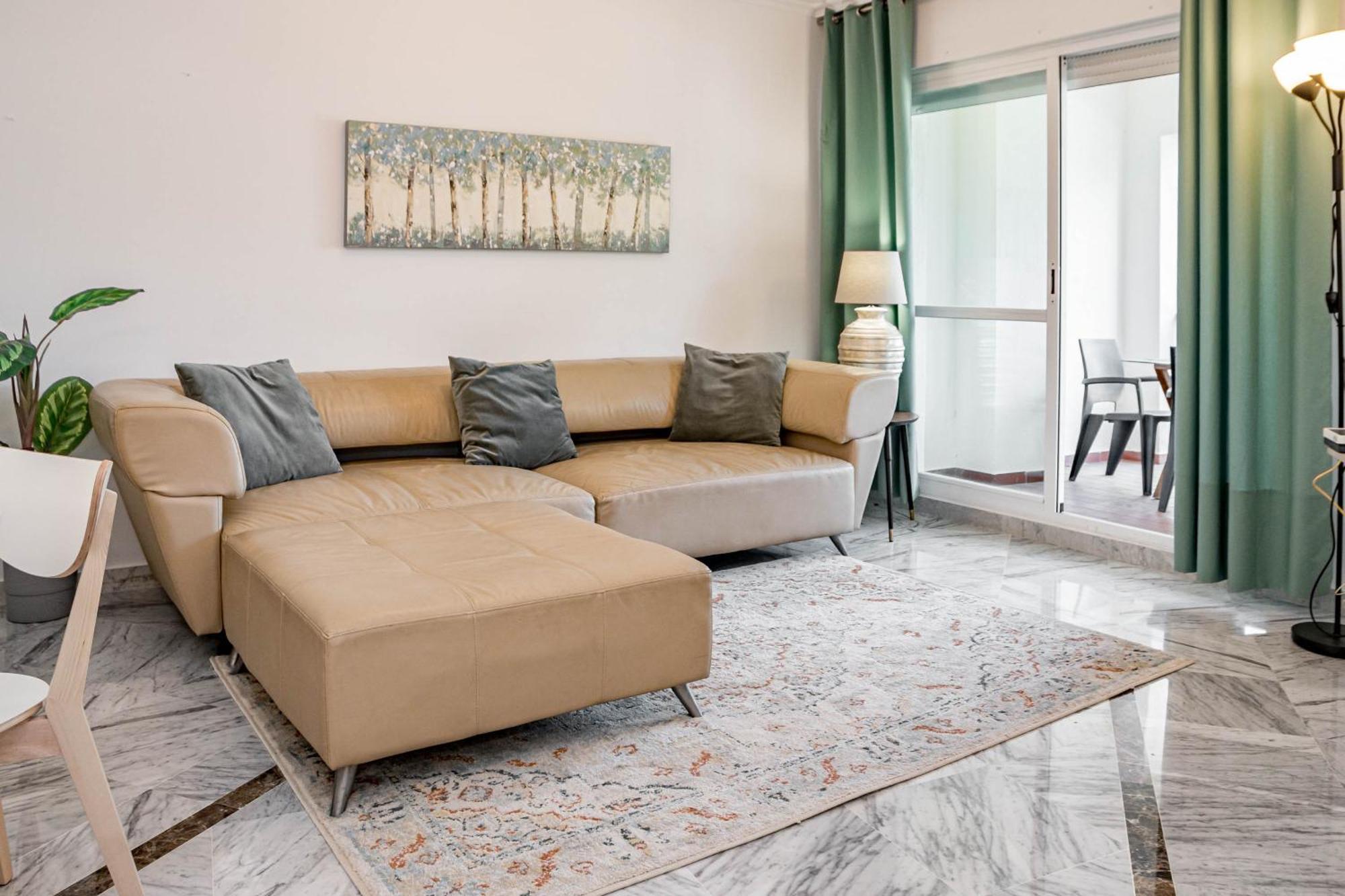 Apartamento Lovely And Spacious 3-bedroom Apartment, 150m Walk To The Marbella