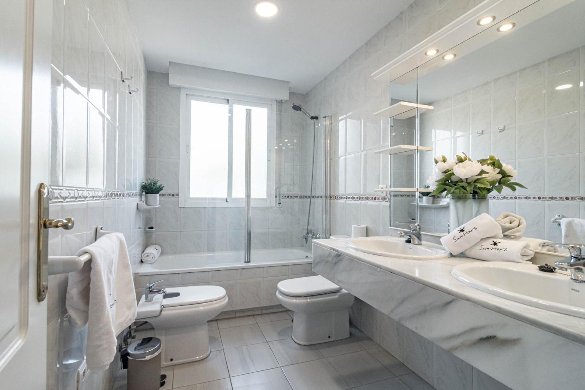 Lovely And Spacious 3-bedroom Apartment, 150m Walk To The *