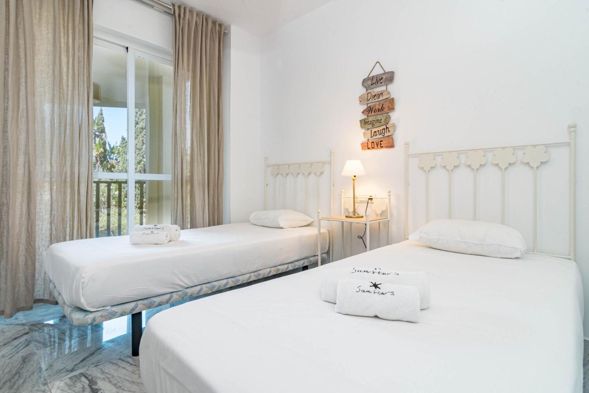 Lovely And Spacious 3-bedroom Apartment, 150m Walk To The Apartamento
