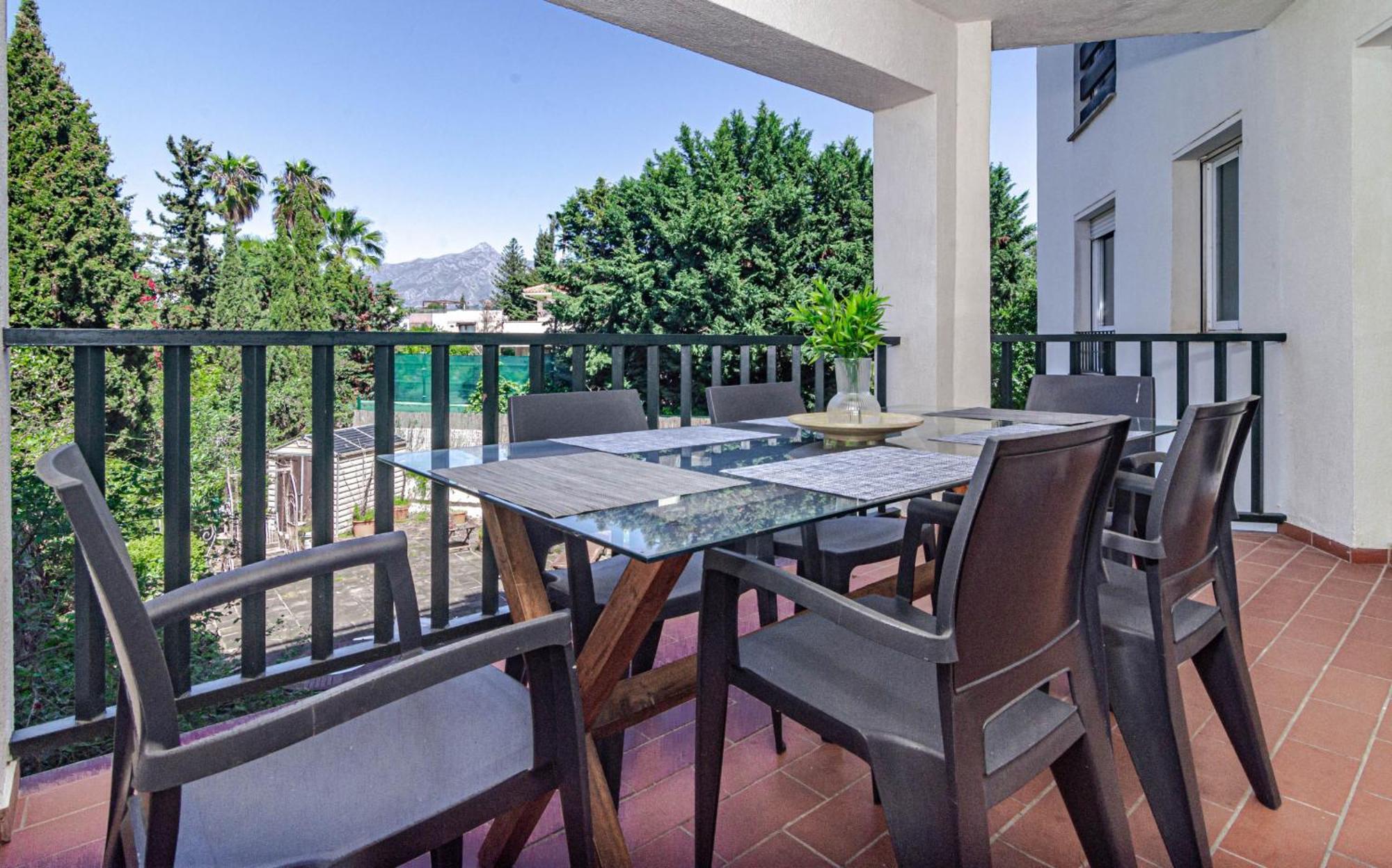 Lovely And Spacious 3-bedroom Apartment, 150m Walk To The Apartamento