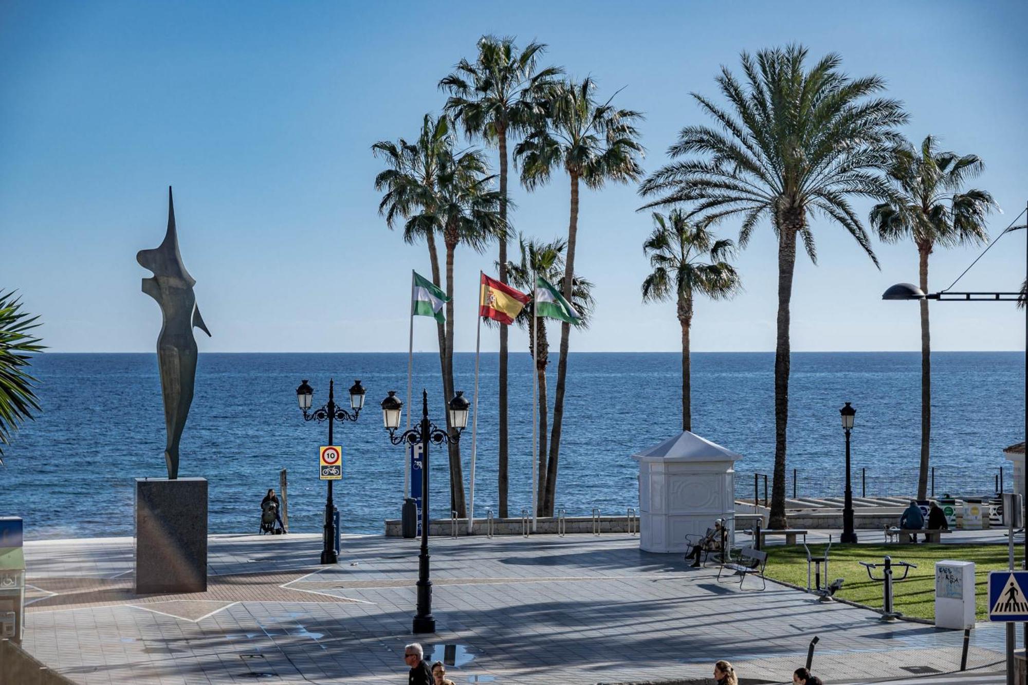 Apartamento Lovely And Spacious 3-bedroom Apartment, 150m Walk To The *