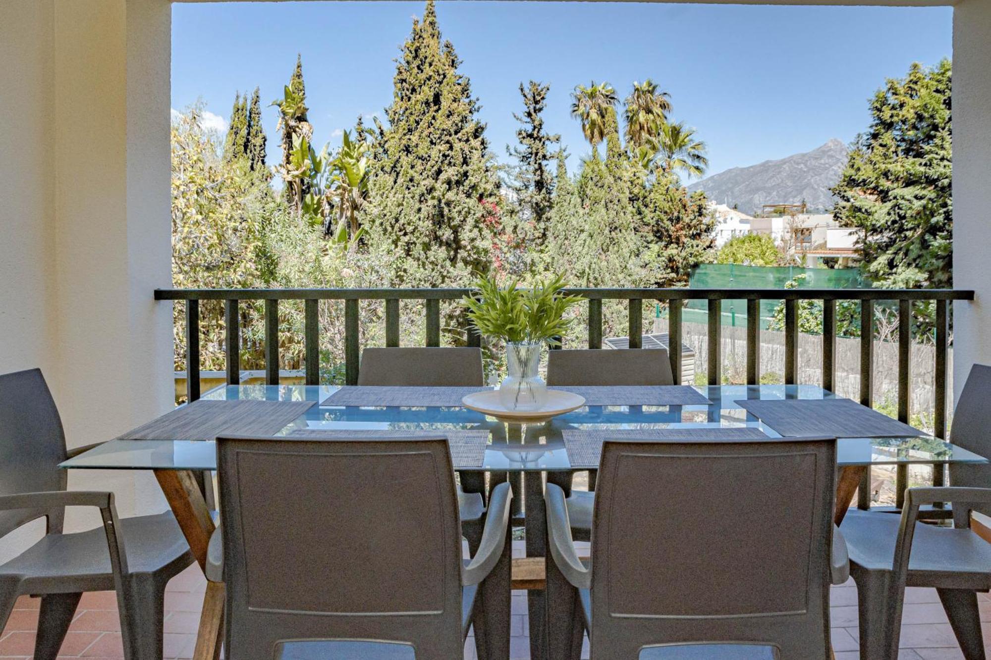 Apartamento Lovely And Spacious 3-bedroom Apartment, 150m Walk To The Marbella