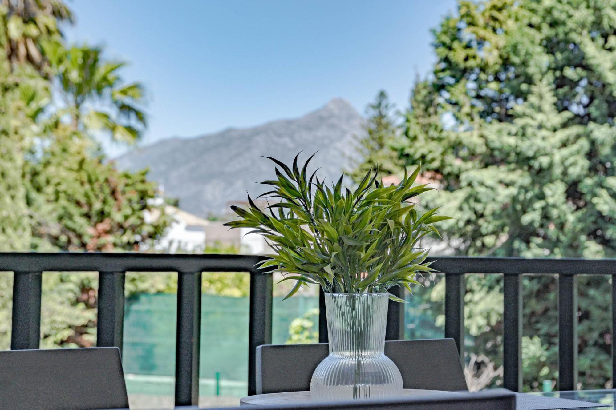 Lovely And Spacious 3-bedroom Apartment, 150m Walk To The * Marbella
