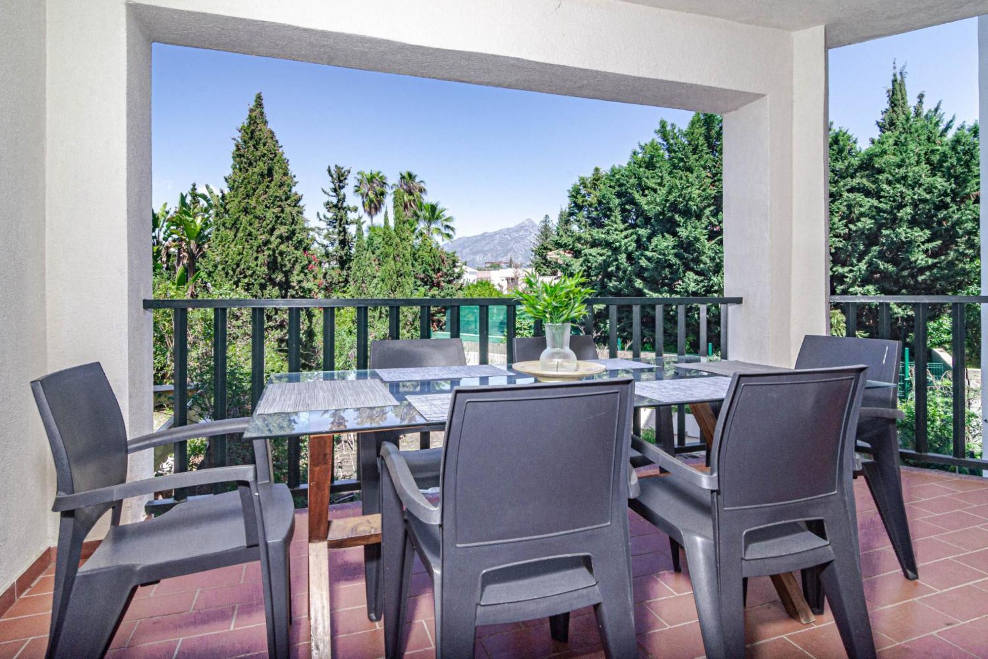 Apartamento Lovely And Spacious 3-bedroom Apartment, 150m Walk To The *