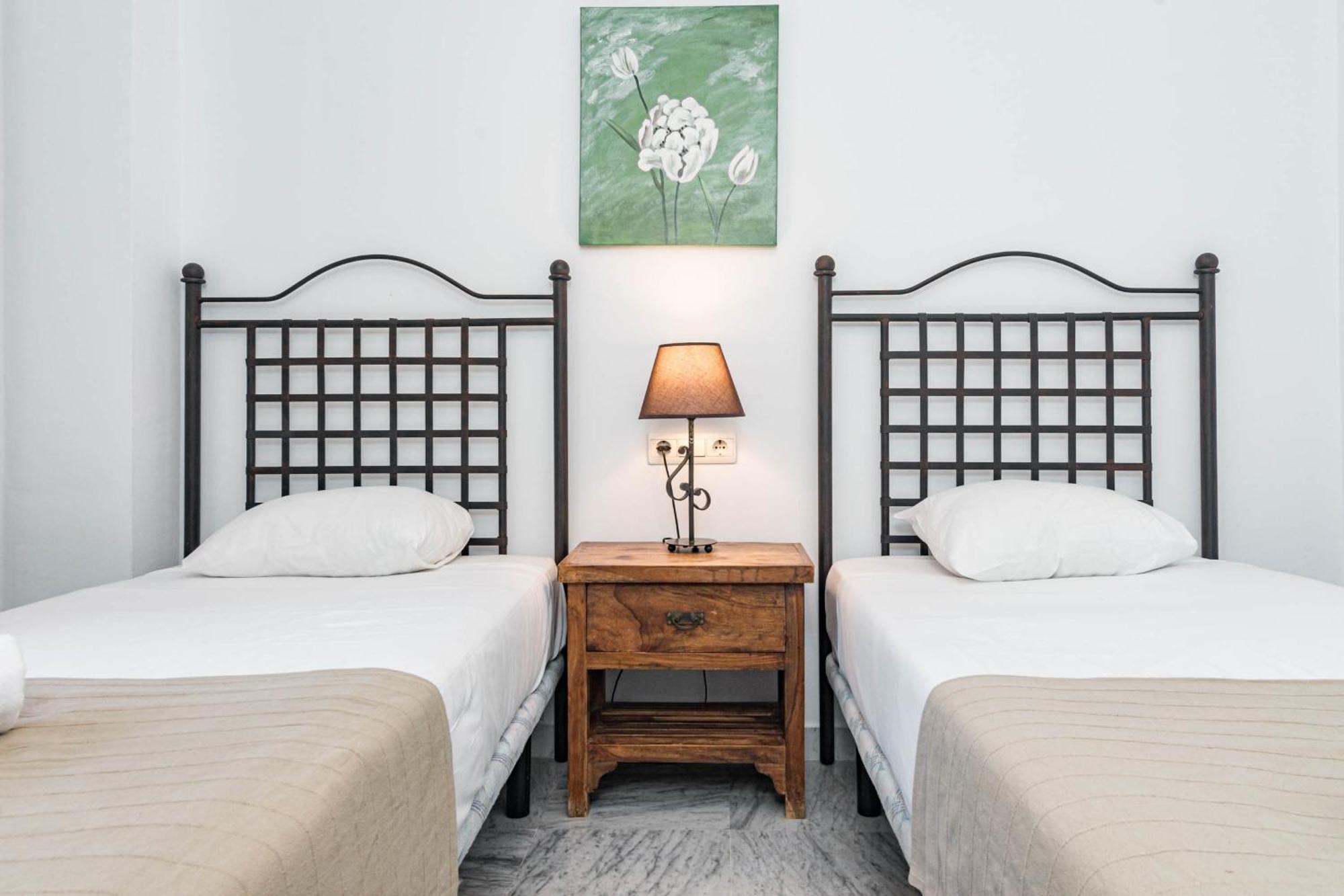 Lovely And Spacious 3-bedroom Apartment, 150m Walk To The *