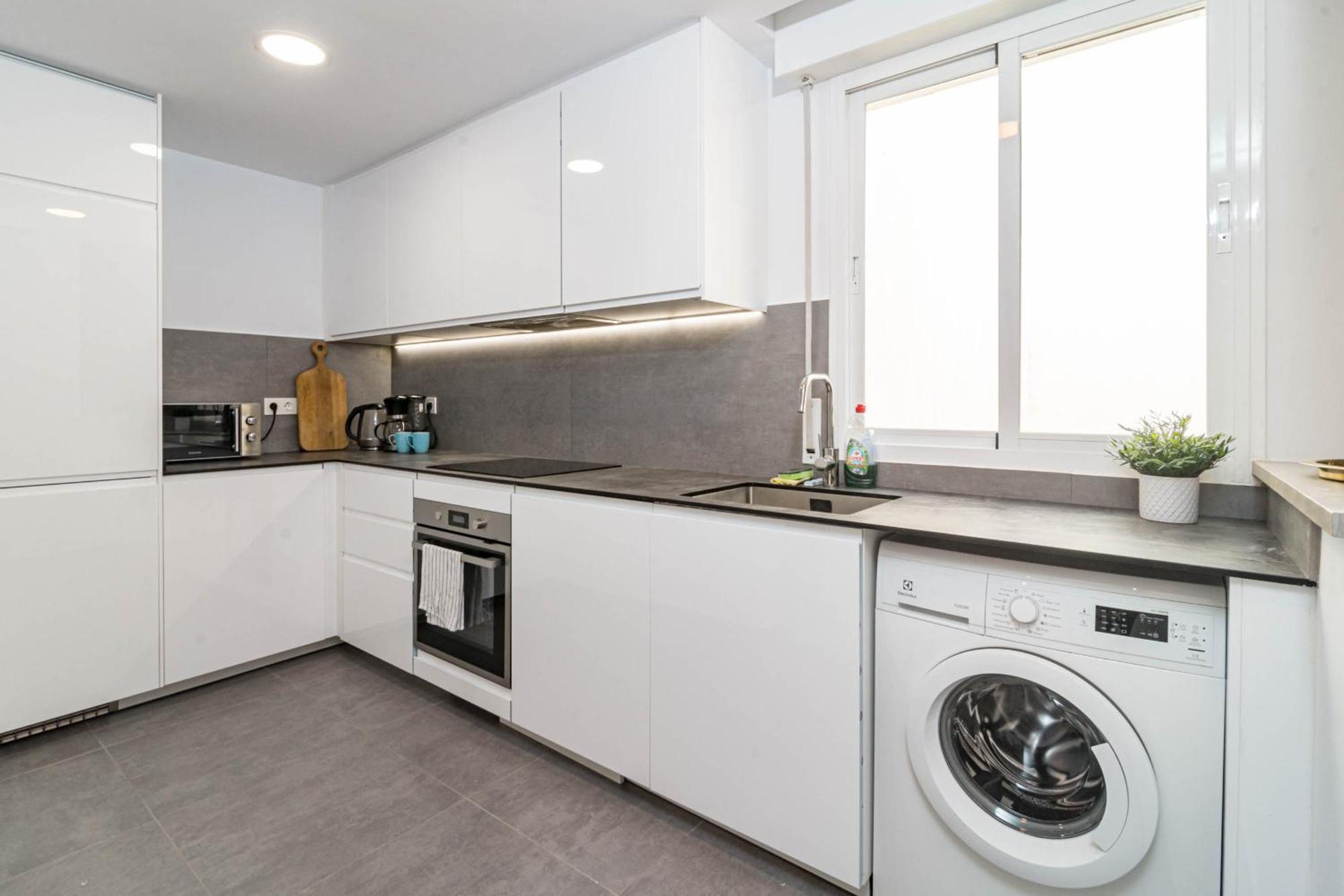 Lovely And Spacious 3-bedroom Apartment, 150m Walk To The * Marbella