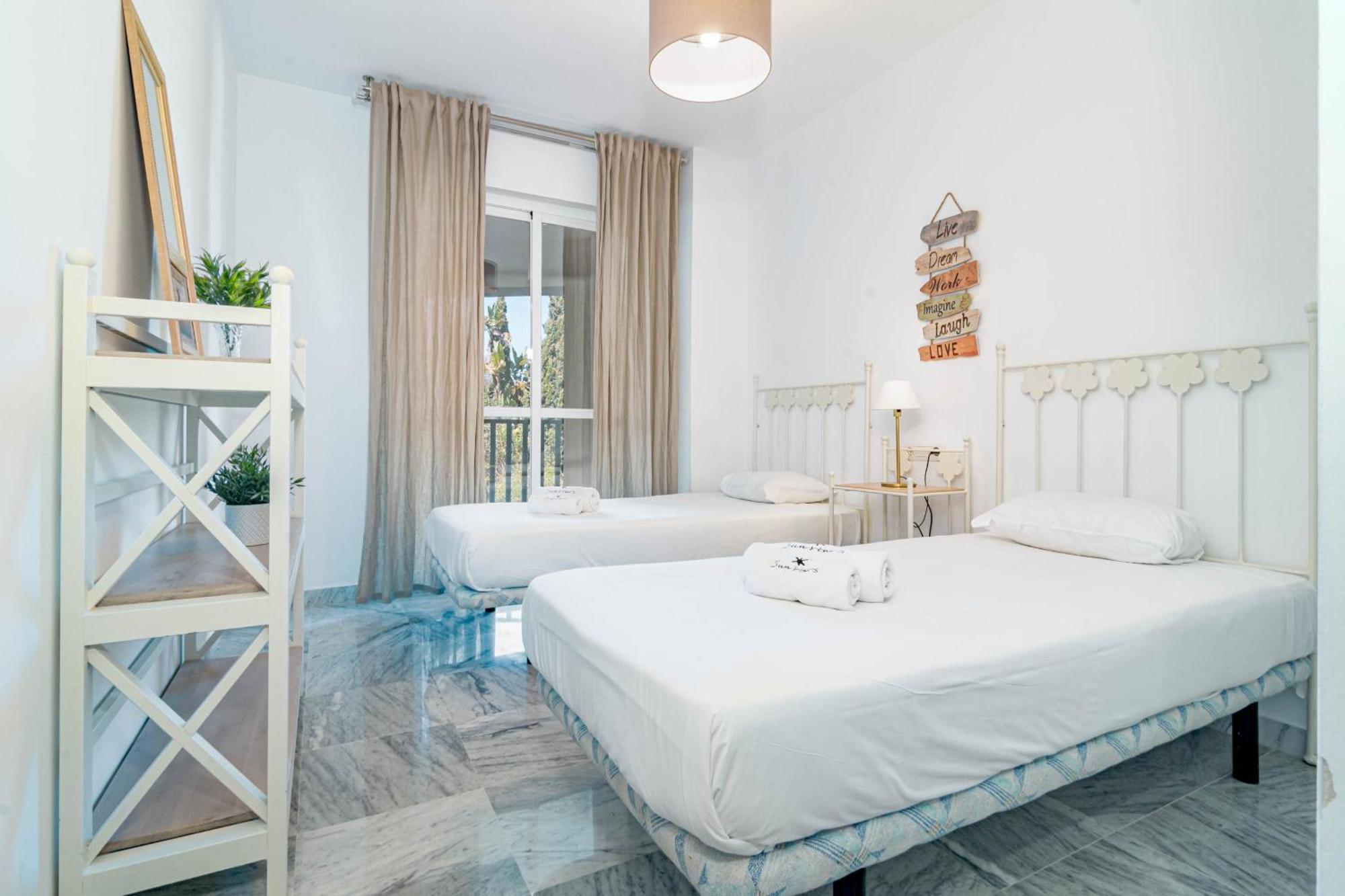 Apartamento Lovely And Spacious 3-bedroom Apartment, 150m Walk To The *