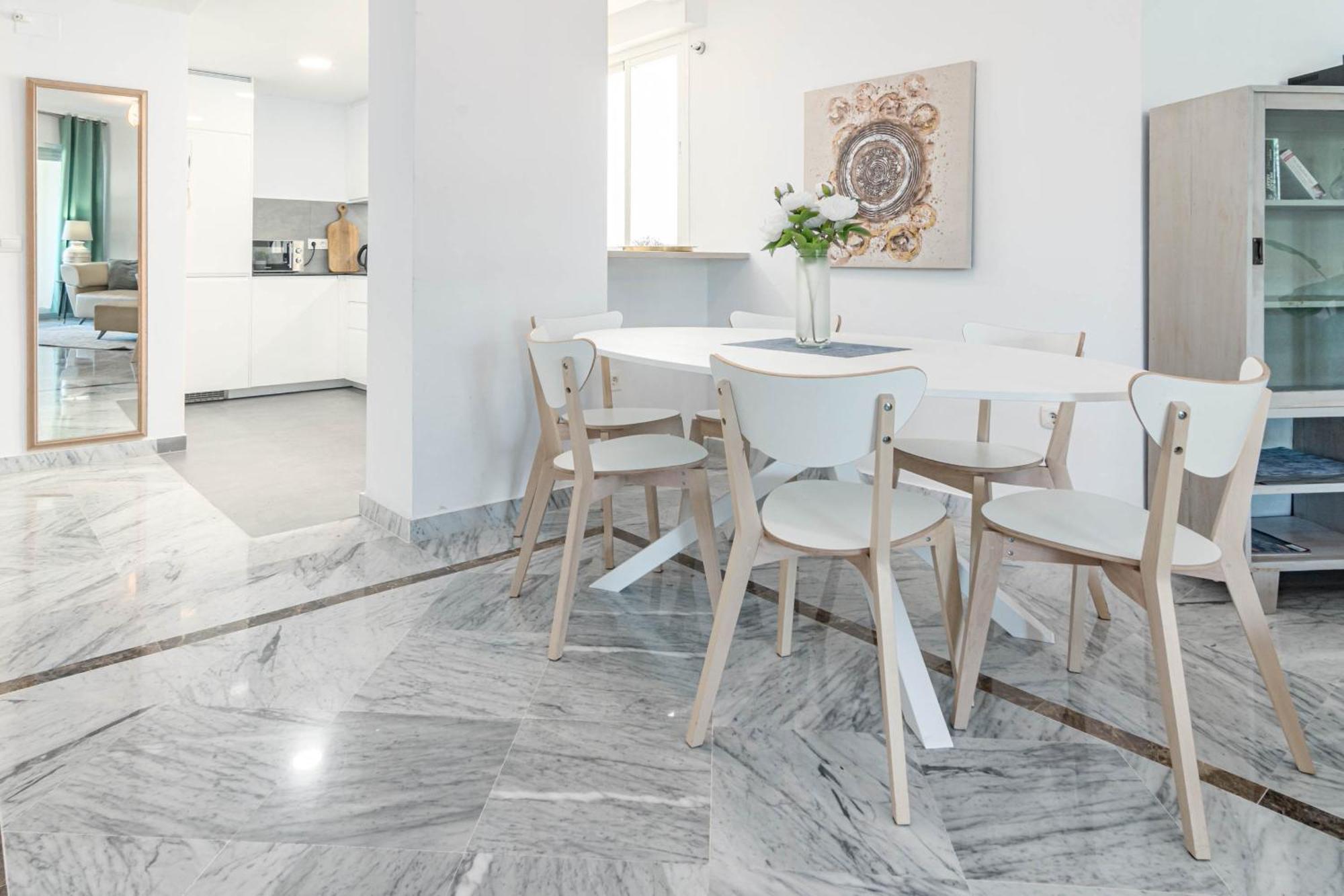 Lovely And Spacious 3-bedroom Apartment, 150m Walk To The *