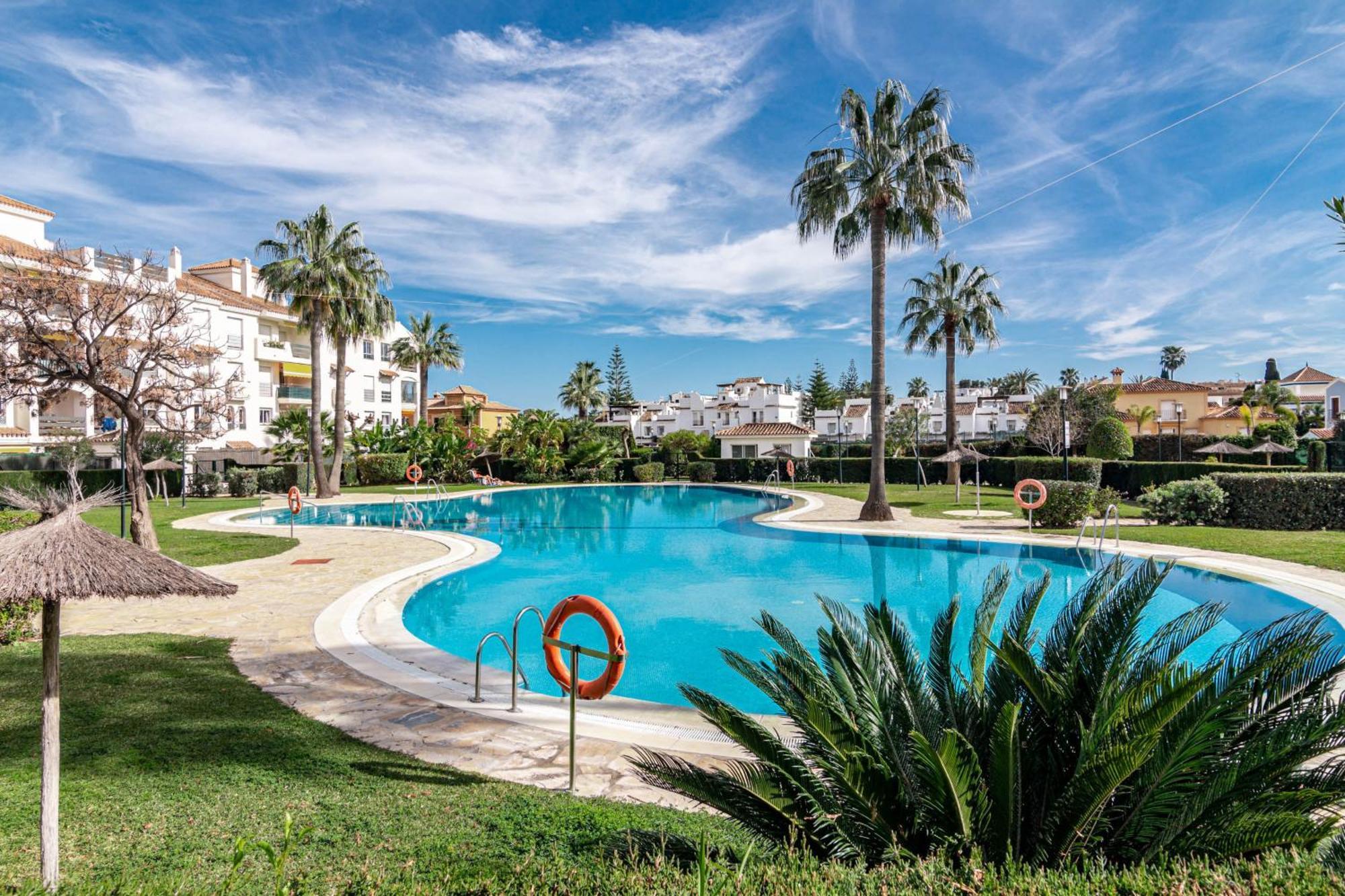 Lovely And Spacious 3-bedroom Apartment, 150m Walk To The Apartamento